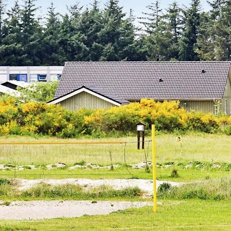 Three-bedroom Holiday In 20 *